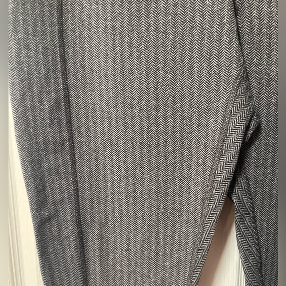 MAURICES In Motion Leggings Grey/Black pattern Plus
Size 2 - Picture 3 of 5
